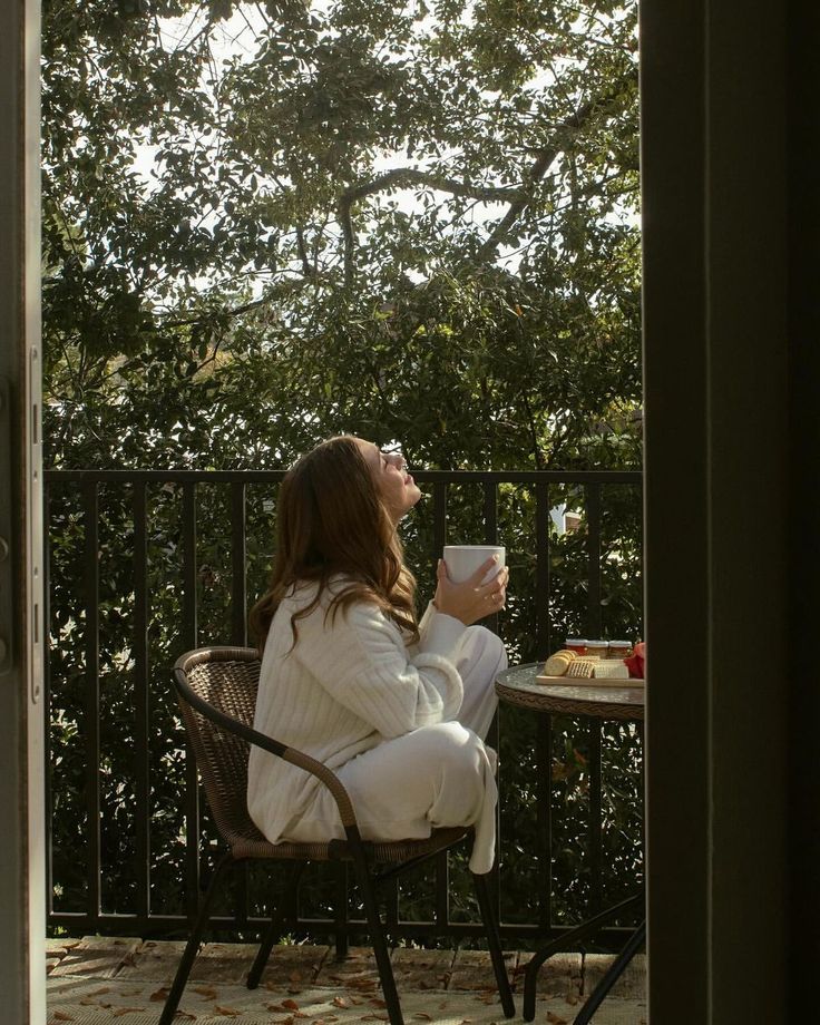 files/Valerie_Hite___How_do_you_spend_your_Sundays__lifestyle_sunday_sundaymornings_yoga_cafe_reading_casualchicstyle_slowlifestyle___Instagram.jpg